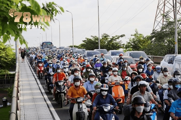 Nhiều sinh viên Việt Nam đang dùng xe máy đi học